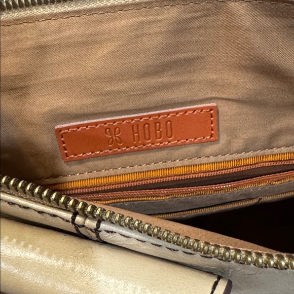 HOBO Sheila Medium Satchel - Picture 4 of 10